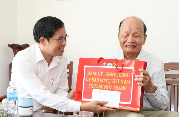 Lãnh đạo phường Nha Trang tặng quà tri ân ông Huỳnh Trướng.