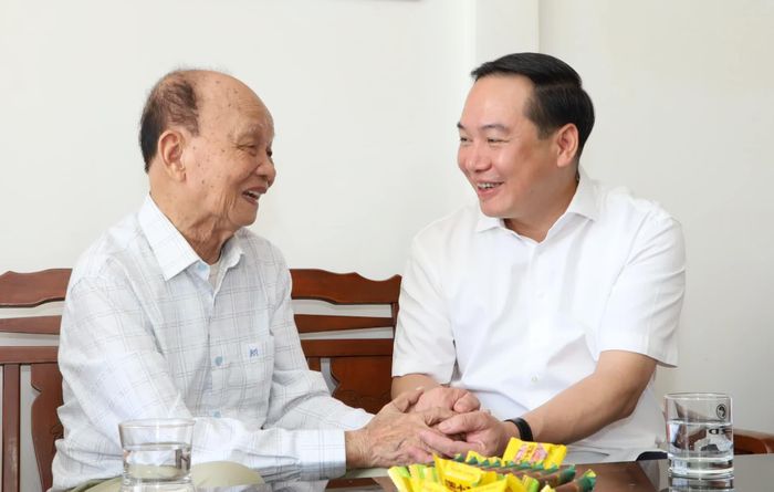 Phó Bí thư Thường trực Tỉnh ủy Hồ Xuân Trường ân cần thăm hỏi, bày tỏ lòng biết ơn đối với ông Huỳnh Trướng.