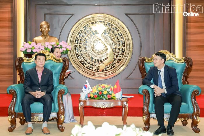 Đồng chí Nguyễn Thanh Hà trao đổi với ông Lee Hee Seok một số thông tin nổi bật của tỉnh.