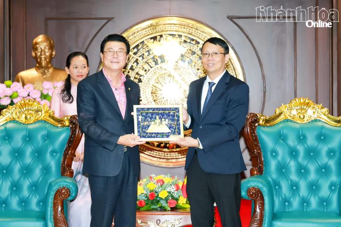 Đồng chí Nguyễn Thanh Hà tặng ông Lee Hee Seok món quà lưu niệm.