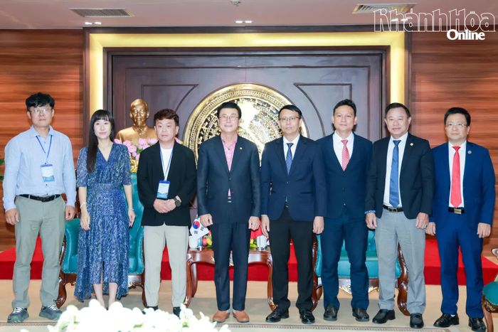 Đồng chí Nguyễn Thanh Hà và ông Lee Hee Seok chụp hình lưu niệm với các thành viên tham dự buổi tiếp.