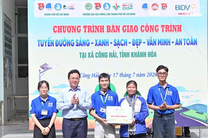 Trường Đại học Nông Lâm TP. Hồ Chí Minh tặng quà động viên đội tình nguyện.