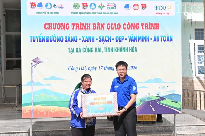 Thành đoàn TP. Hồ Chí Minh tặng quà động viên đội tình nguyện.