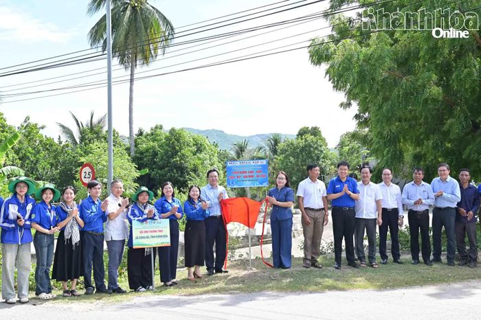 Các đại biểu khánh thành công trình thanh niên "Tuyến đường sáng - xanh - sạch - đẹp - văn minh - an toàn".