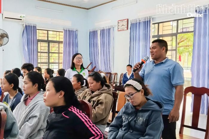 Lớp tập huấn "Phát triển chăn nuôi gà thảo dược theo hướng hữu cơ quy mô nông hộ" cho người dân địa phương.