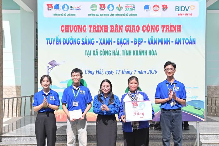 Lãnh đạo Tỉnh đoàn Khánh Hòa tặng quà động viên đội tình nguyện.