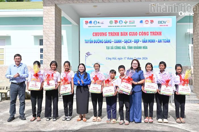Các đại biểu trao quà hỗ trợ học sinh có hoàn cảnh khó khăn.