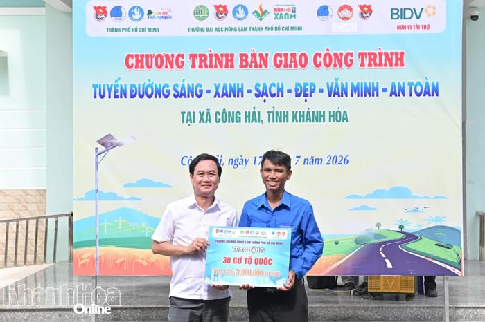 Bàn giao bảng tượng trưng 30 lá cờ Tổ quốc cho Đoàn xã Công Hải.