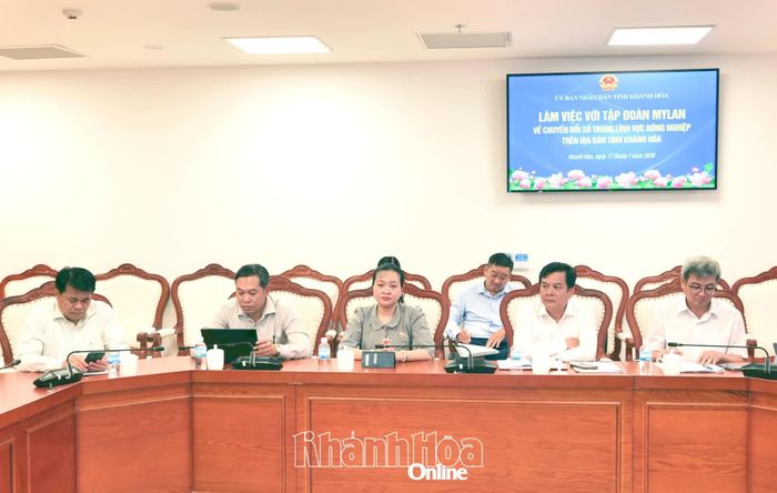 Các đại biểu tham dự buổi làm việc.