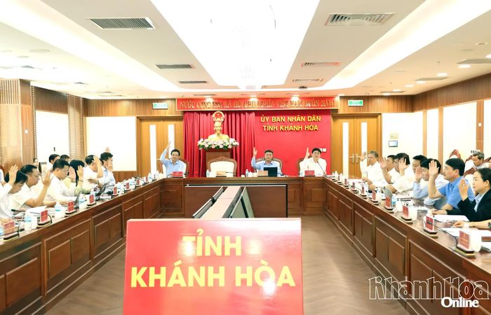 Các đại biểu biểu quyết thông qua dự thảo nghị quyết hội nghị.