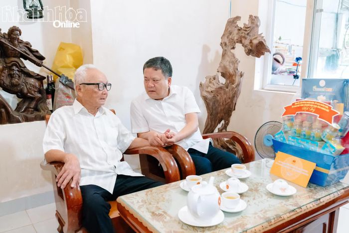 Bí thư Tỉnh ủy Trần Phong thăm hỏi ông Hoàng Công Thành.