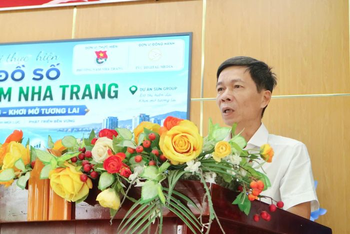 Ông Nguyễn Văn Minh - Phó Bí thư Đảng ủy, Chủ tịch UBND phường Nam Nha Trang đánh giá, góp ý công trình thanh niên.