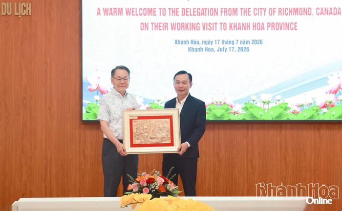 Trung tâm Xúc tiến Đầu tư, Thương mại và Du lịch tỉnh tặng quà lưu niệm cho TP. Richmond.