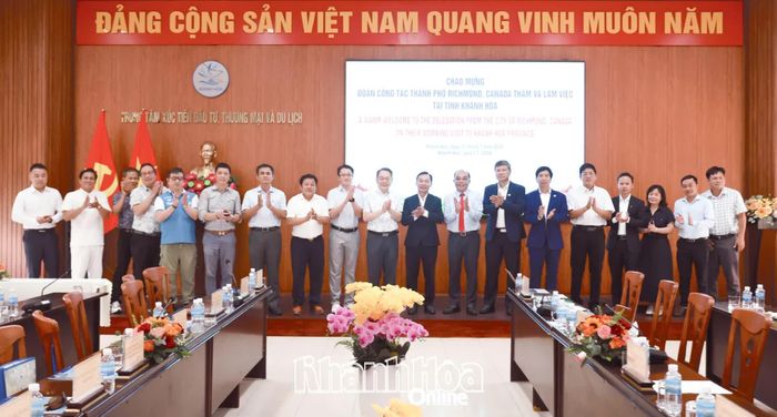 Đại diện hai bên chụp hình lưu niệm.