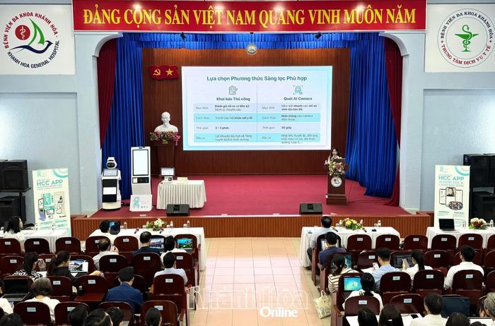 Các đại biểu được cập nhật cách sử dụng phần mềm.