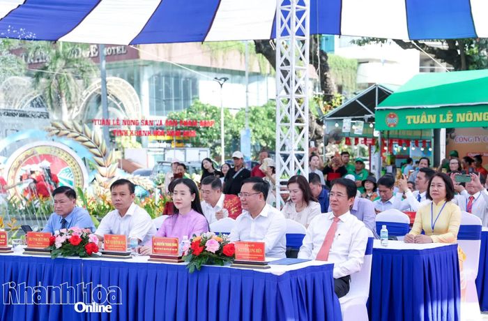 Đồng chí Nguyễn Long Biên và các đại biểu tham dự sự kiện.