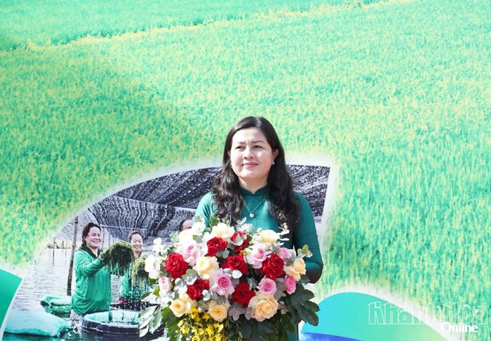 Bà Phan Thị Ngân Hạnh - Chủ tịch Hội Nông dân tỉnh phát biểu khai mạc Tuần lễ nông sản và sản phẩm OCOP tỉnh Khánh Hòa năm 2026.