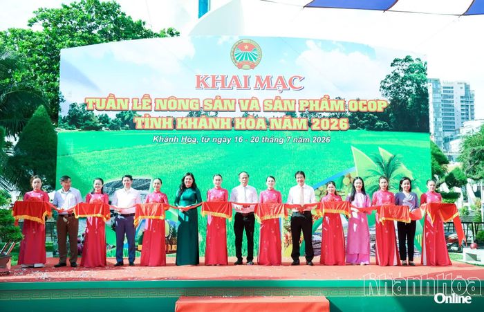 Các đại biểu cắt băng khai mạc Tuần lễ nông sản và sản phẩm OCOP.