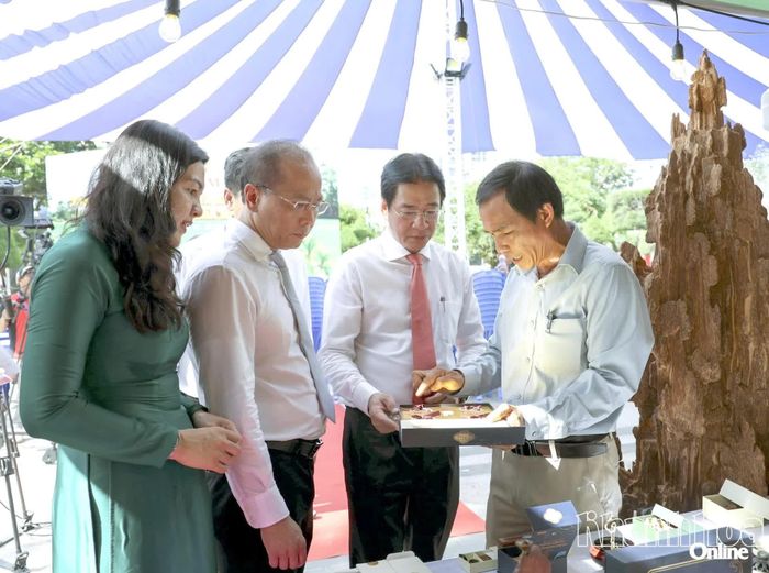 Các đại biểu tham quan gian hàng sản phẩm trầm hương.