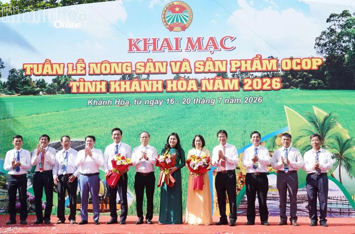 Các đồng chí: Nguyễn Khắc Hà, Nguyễn Long Biên tặng hoa chúc mừng ban tổ chức.