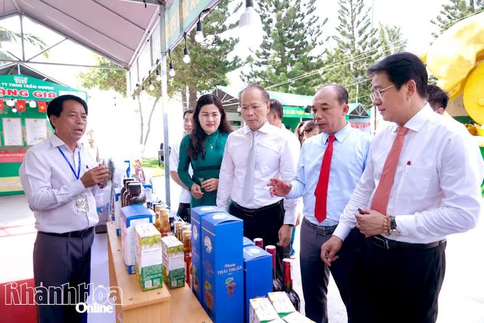 Các đồng chí lãnh đạo tham quan gian hàng OCOP tại sự kiện.
