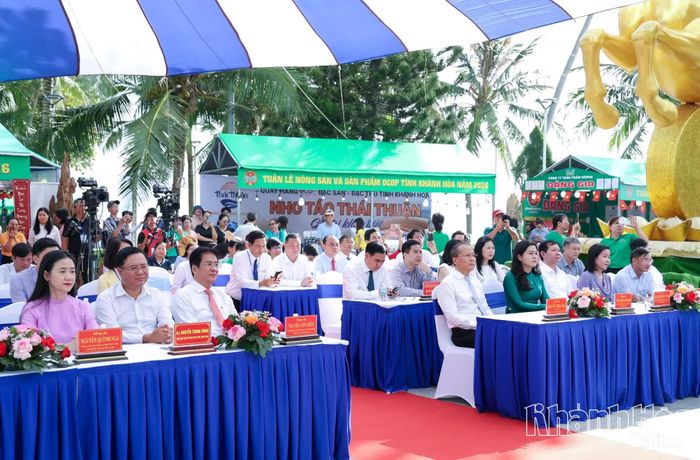 Các đại biểu tham dự sự kiện.