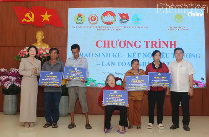 Ông Nguyễn Đức Tân - Bí thư Đảng ủy phường và lãnh đạo Tập đoàn Hoàn Cầu khu vực Khánh Hòa trao bảng tượng trưng kinh phí hỗ trợ cho các gia đình.