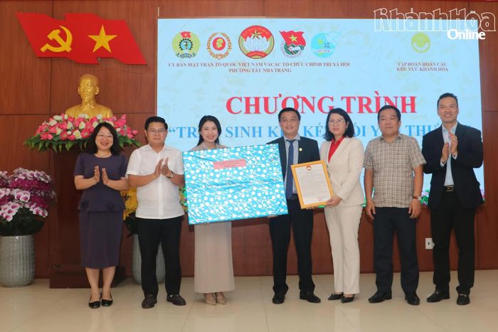 Lãnh đạo phường tặng quà tri ân Tập đoàn Hoàn Cầu khu vực Khánh Hòa.