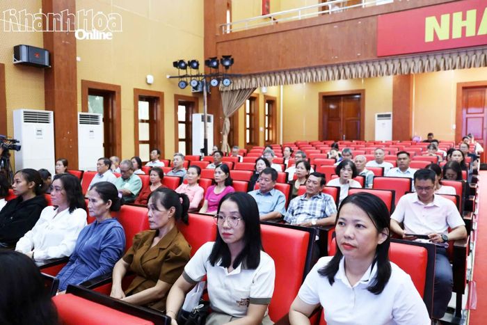 Đông đảo người dân tham dự hội nghị.