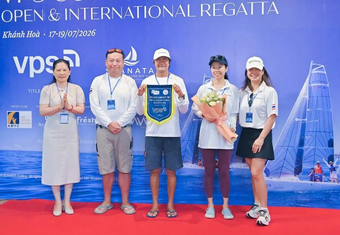 Đồng chí Lê Vinh Liên Trang (ngoài cùng bên trái) tặng hoa và cờ lưu niệm cho các đội đua.