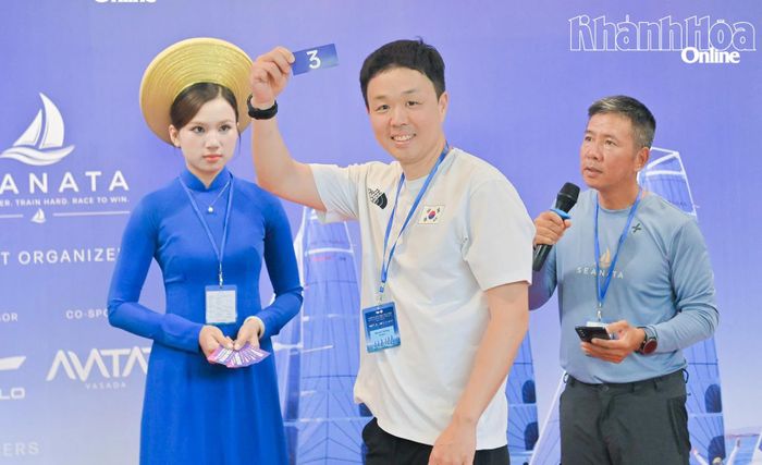Một đội đua bốc thăm nhận thuyền.