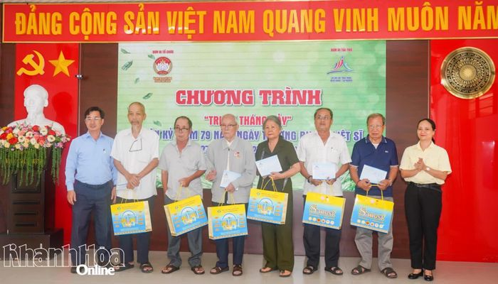 Lãnh đạo phường Nha Trang và đại diện Công ty Cổ phần Cấp thoát nước Khánh Hòa trao quà cho các gia đình.