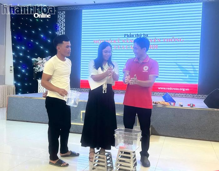 Các học viên được hướng dẫn cách vệ sinh tay đúng cách phòng dịch bệnh.