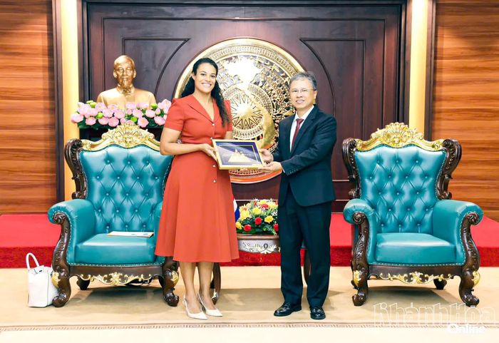 Phó Chủ tịch UBND tỉnh Trần Hòa Nam tặng quà lưu niệm cho bà Raissa Marteaux.