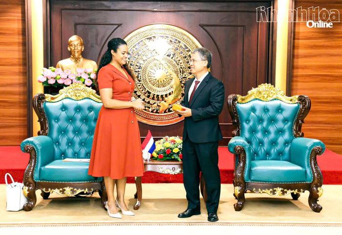 Phó Chủ tịch UBND tỉnh Trần Hòa Nam cảm ơn món quà của bà Raissa Marteaux.