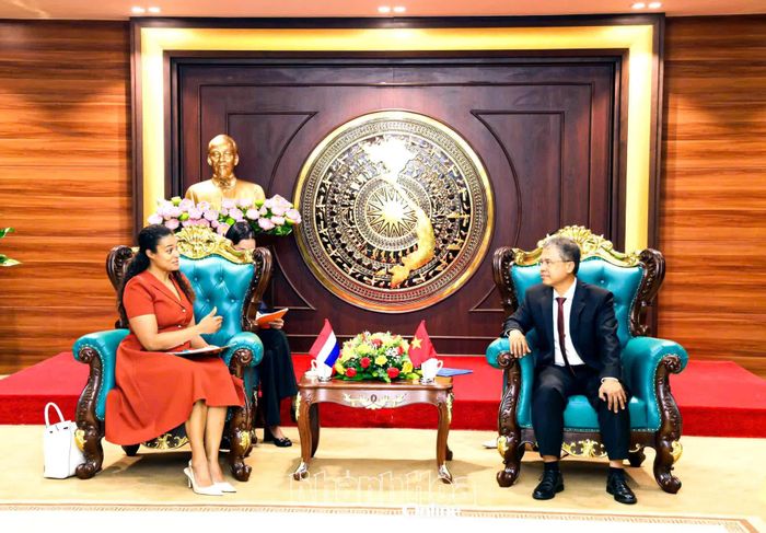 Phó Chủ tịch UBND tỉnh Trần Hòa Nam trao đổi với bà Raissa Marteaux về tiềm năng, thế mạnh của Khánh Hòa.