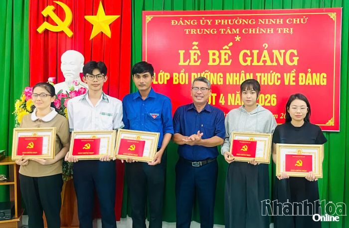 Lãnh đạo Đảng ủy phường Ninh Chử trao giấy chứng nhận và giấy khen cho các học viên xếp loại xuất sắc.
