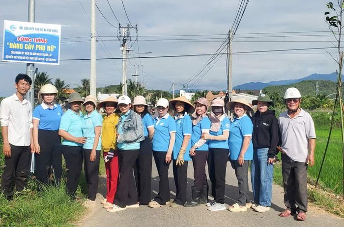 Hội Liên hiệp Phụ nữ xã thực hiện công trình "Hàng cây phụ nữ".