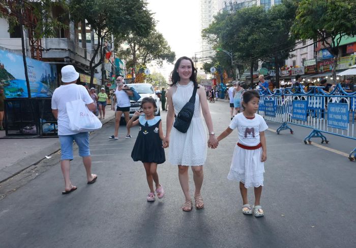 Chị Nguyễn Thị Huyền Trâm cùng cháu gái háo hức đi khám phá Nha Trang trong mùa lễ hội biển.