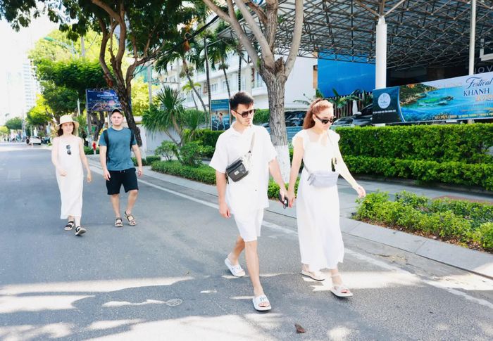 Nhiều du khách đến với Nha Trang trong những ngày diễn ra Festival Biển Khánh Hòa 2026.