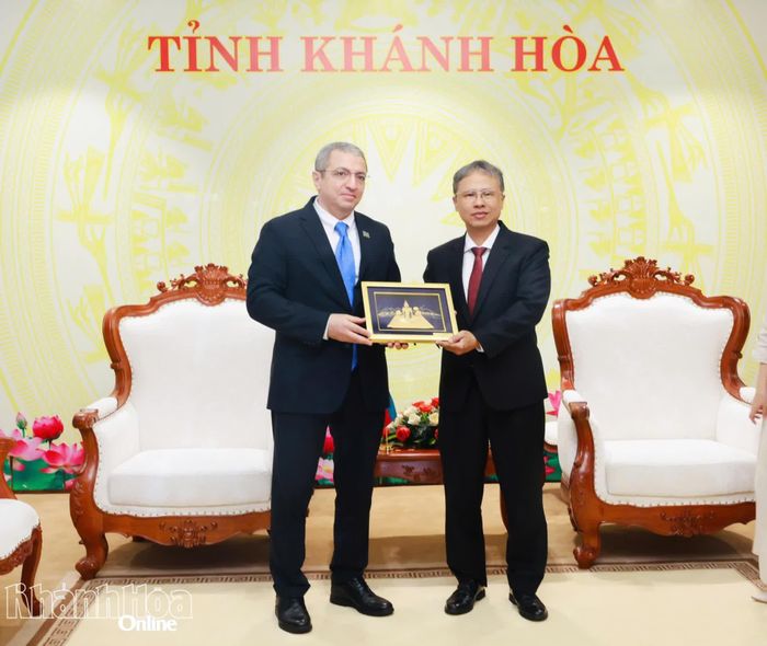 Phó Chủ tịch UBND tỉnh Trần Hòa Nam tặng quà Đại sứ Cộng hòa Azerbaijan Shovgi Mehdizada.