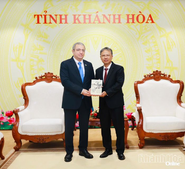 Đại sứ Cộng hòa Azerbaijan Shovgi Mehdizada tặng quà Phó Chủ tịch UBND tỉnh Trần Hòa Nam.