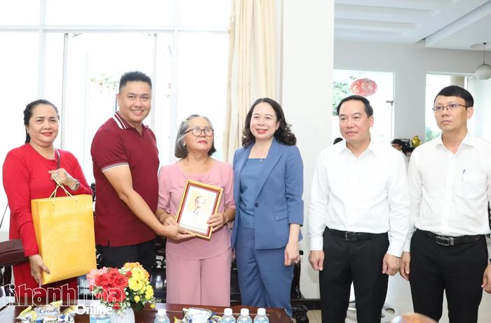 Phó Chủ tịch nước Võ Thị Ánh Xuân và Phó Bí thư Thường trực Tỉnh ủy Hồ Xuân Trường cùng các đại biểu tặng ảnh chân dung Bác Hồ và quà cho thương binh Nguyễn Anh Đào.
