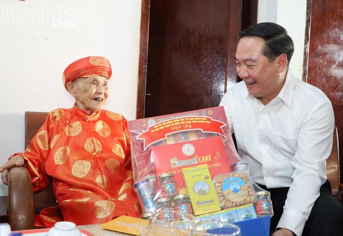 Phó Bí thư Thường trực Tỉnh ủy Hồ Xuân Trường tặng quà cho Bà mẹ Việt Nam Anh hùng Lê Thị Liên.