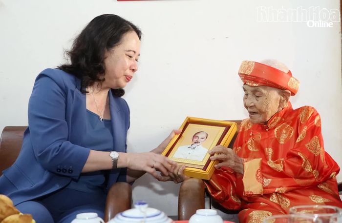 Phó Chủ tịch nước Võ Thị Ánh Xuân tặng ảnh chân dung Bác Hồ cho Bà mẹ Việt Nam Anh hùng Lê Thị Liên.