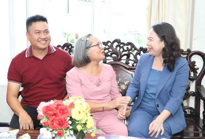 Phó Chủ tịch nước Võ Thị Ánh Xuân ân cần thăm hỏi, tri ân thương binh Nguyễn Anh Đào.