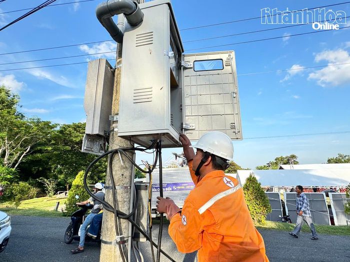 Công nhân Điện lực Ninh Sơn kiểm tra hệ thống cấp điện, bảo đảm vận hành an toàn, ổn định phục vụ Lễ hội trái cây, ẩm thực Lâm Sơn lần thứ II năm 2026.