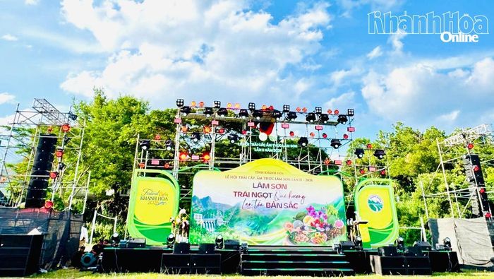 Nguồn điện ổn định sẽ góp phần phục vụ thành công các hoạt động tại sân khấu chính của lễ hội.