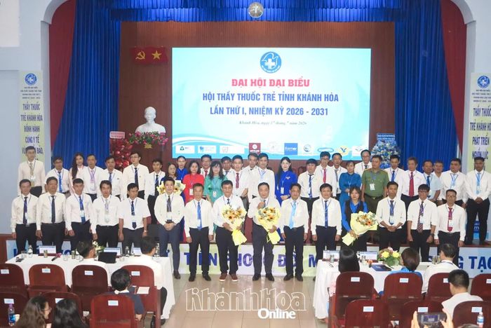 Ban Chấp hành Hội Thầy thuốc trẻ tỉnh Khánh Hòa nhiệm kỳ 2026 - 2031 ra mắt tại đại hội.