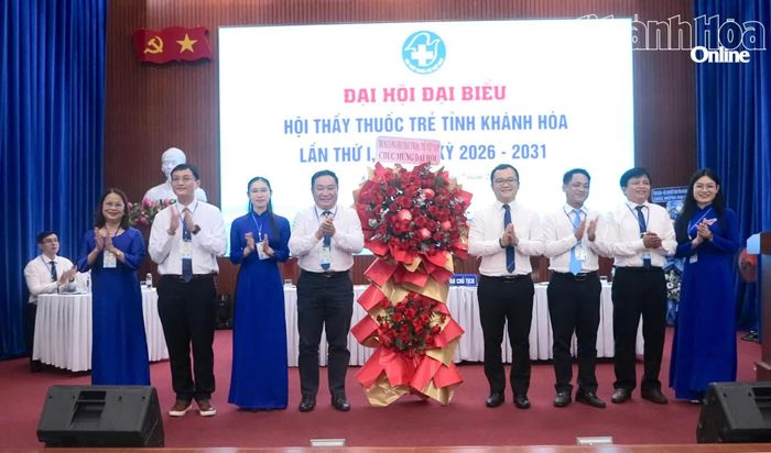 Lãnh đạo Hội Thầy thuốc trẻ Việt Nam tặng hoa chúc mừng đại hội.